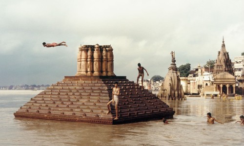 Nhiếp ảnh gia Raghubir Singh đã chụp bức ảnh ấn tượng này tại Varanasi, Ấn Độ năm 1985. Đây là một trong những hình  ảnh hiếm các nước châu Á thời xưa.